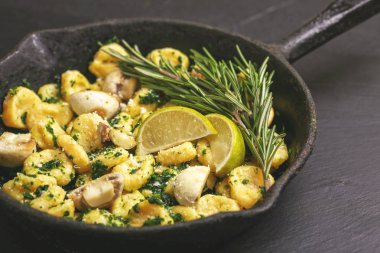 Krema sos, zeytin ve biberiye ile İtalyan Gnocchi