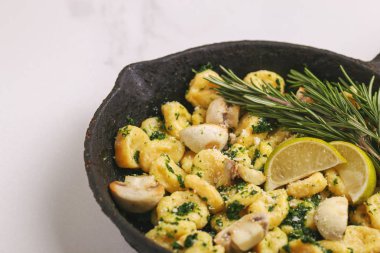 Krema sos, zeytin ve biberiye ile İtalyan Gnocchi