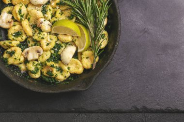 Krema sos, zeytin ve biberiye ile İtalyan Gnocchi