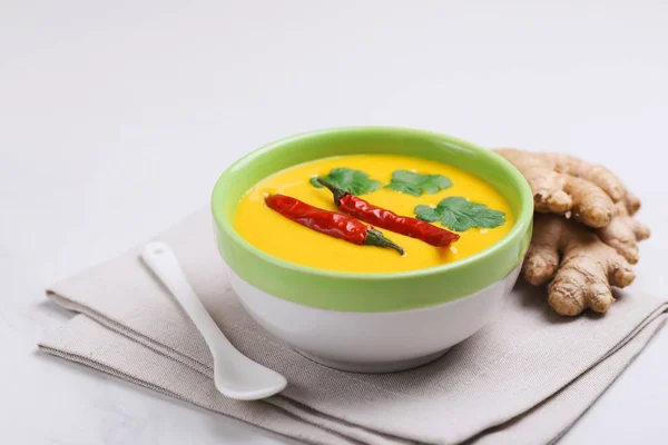 Curry végétarien Gujarati Kadhi au pois chiche et yaourt — Photo