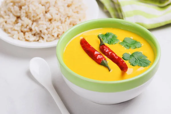 Vegetarian curry Gujarati Kadhi with chickpea and yogurt — Stock Photo, Image