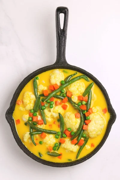 Hint vejetaryen körili sebze kavurma. Boşaltmak, üstten görünüm