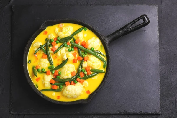 Indisches vegetarisches Curry-Gemüse Korma. Kopierraum, Draufsicht — Stockfoto