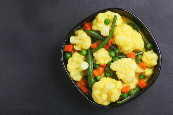 Indisches vegetarisches Curry-Gemüse Korma. Kopierraum, Draufsicht — Stockfoto