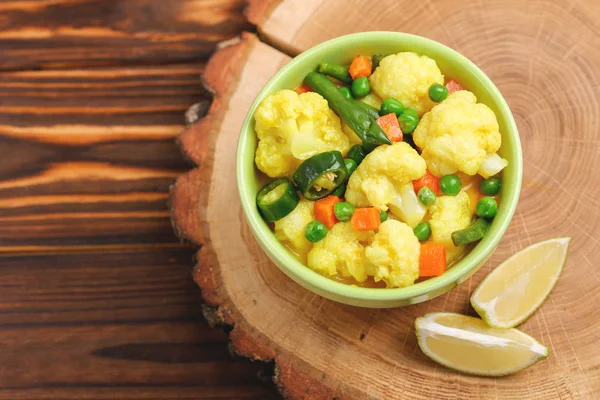 Hint vejetaryen körili sebze kavurma. Boşaltmak, üstten görünüm