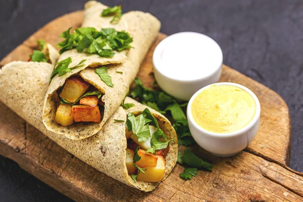 Vegetarische masala dosa met aardappel, chutney en sambar saus — Stockfoto