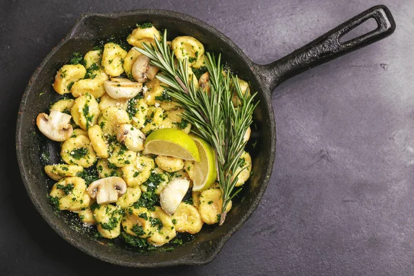 Krema sos, zeytin ve biberiye ile İtalyan Gnocchi