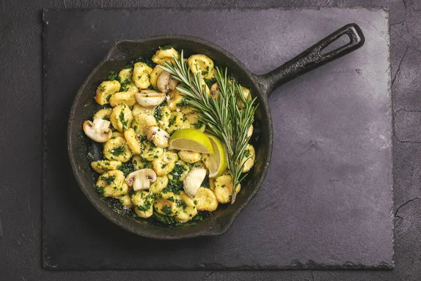 Krema sos, zeytin ve biberiye ile İtalyan Gnocchi