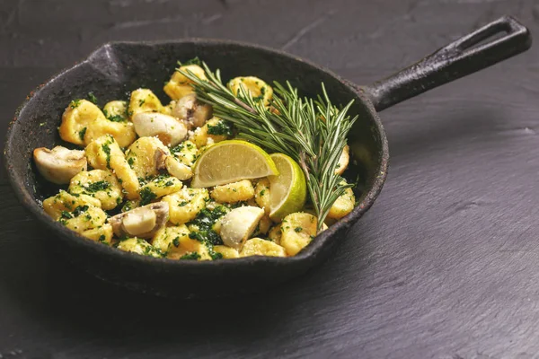 Krema sos, zeytin ve biberiye ile İtalyan Gnocchi