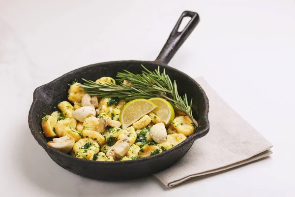 Krema sos, zeytin ve biberiye ile İtalyan Gnocchi