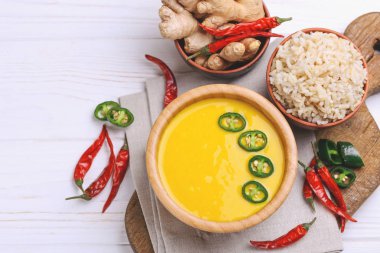 Vejetaryen köri Gucerat dili Kadhi nohut ve yoğurt ile