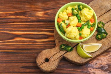 Hint vejetaryen körili sebze kavurma. Boşaltmak, üstten görünüm