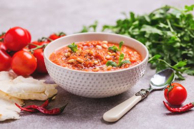 Hint domates Rasam mercimek, nane, kişniş ve kaju