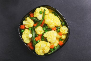 Hint vejetaryen körili sebze kavurma. Boşaltmak, üstten görünüm