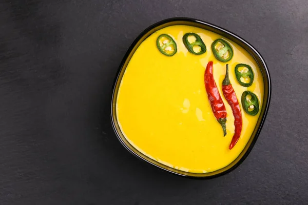 Vegetarisches Curry Gujarati Kadhi mit Kichererbsen und Joghurt — Stockfoto