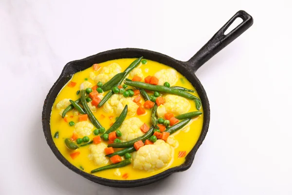 Indisches vegetarisches Curry-Gemüse Korma. Kopierraum, Draufsicht — Stockfoto