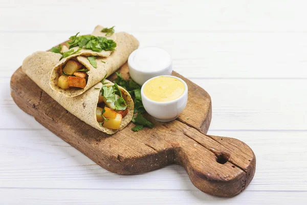 Vegetarische masala dosa met aardappel, chutney en sambar saus — Stockfoto