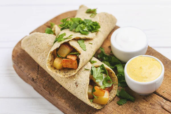 Vegetarische masala dosa met aardappel, chutney en sambar saus — Stockfoto