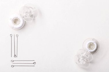 Dikiş iğne ve beyaz konu plastik bobin