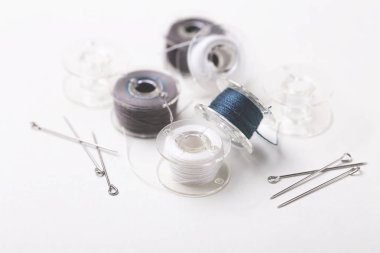 Dikiş iğne ve renk konu plastik bobin