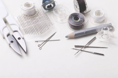 Dikiş iğne ve renk konu plastik bobin