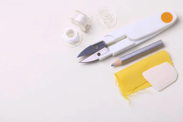 Ψαλίδι, μολύβι, κιμωλία και πλαστική μπομπίνα με άσπρα νήματα — Φωτογραφία Αρχείου
