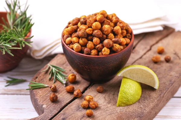 Indian cuisine. Roasted chickpeas with lime and rosemary — Stock Photo, Image