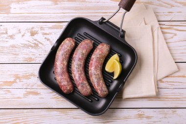 Biberiye ve limon ile ham ev yapımı sosis 