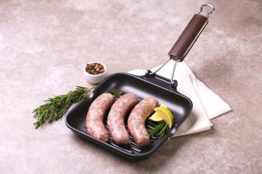 Biberiye ve limon ile ham ev yapımı sosis 