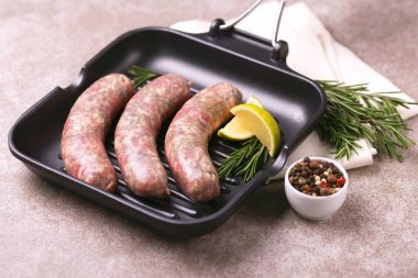 Biberiye ve limon ile ham ev yapımı sosis 