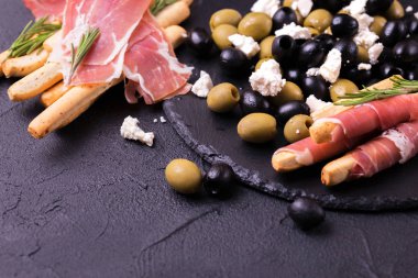 Geleneksel İtalyan ekmeği grisini prosciutto jambonu ile sopa