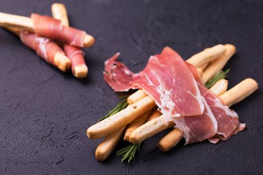 Geleneksel İtalyan ekmeği grisini prosciutto jambonu ile sopa