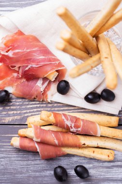Geleneksel İtalyan ekmeği grisini prosciutto jambonu ile sopa