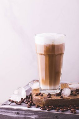 Süt ile bardaklarda buzlu kahve. Siyah arka plan