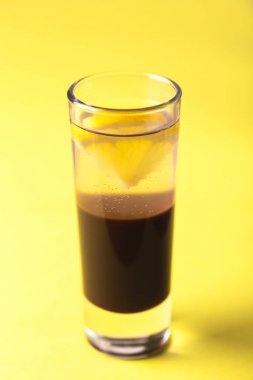 Cin, kahve likörü ve le ile alkollü kokteyl gümüş kurşun