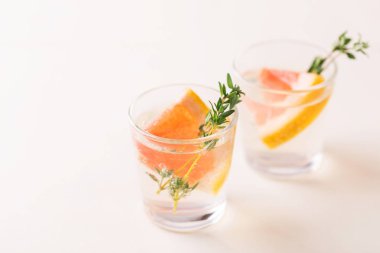 Cin acı limon kekik ve greyfurt. 