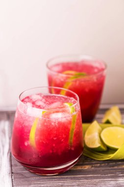 Alkollü kokteyl vişne cin ya da sundurma sürüngen. Limonata.