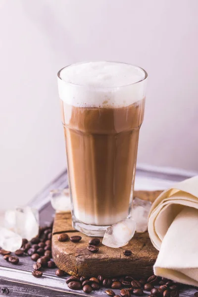 Es kopi dalam gelas dengan susu. Latar belakang hitam — Stok Foto