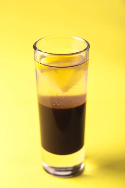 Bala de plata cóctel alcohólico con ginebra, licor de café y le — Foto de Stock