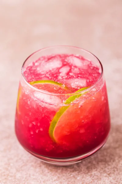 Alcoholic cocktail sour cherry gin or porch crawler. Lemonade. — Stock Photo, Image