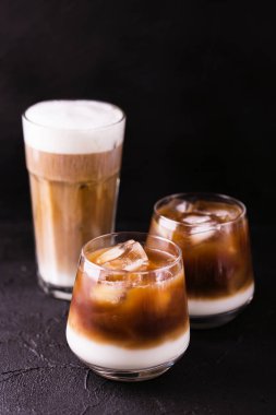Süt ile bardaklarda buzlu kahve. Siyah arka plan