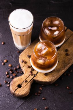 Süt ile bardaklarda buzlu kahve. Siyah arka plan