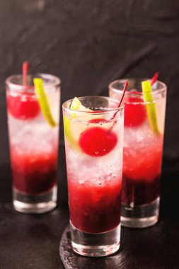 Alkollü kokteyl vişne cin ya da sundurma Paletli 