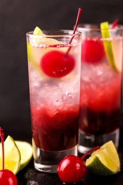 Alkollü kokteyl vişne cin ya da sundurma Paletli 