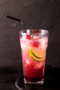 Alkollü kokteyl vişne cin ya da sundurma sürüngen. Limonata.