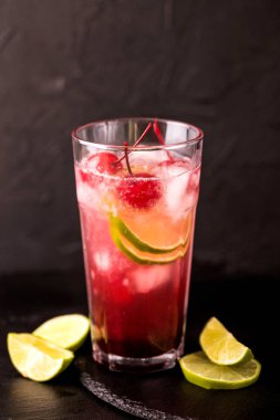 Alkollü kokteyl vişne cin ya da sundurma sürüngen. Limonata.