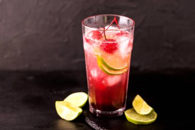 Alkollü kokteyl vişne cin ya da sundurma sürüngen. Limonata.