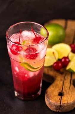Alkollü kokteyl vişne cin ya da sundurma sürüngen. Limonata.