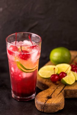 Alkollü kokteyl vişne cin ya da sundurma sürüngen. Limonata.