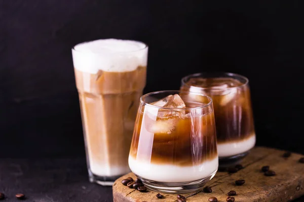 Iskaffe i glas med mjölk. Svart bakgrund — Stockfoto